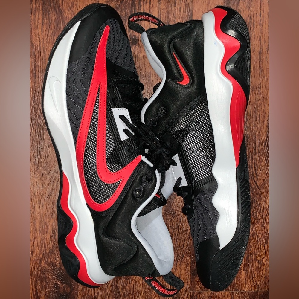 BRAND NEW NIKE SIZE 11 MEN BLACK AND RED SHOES
